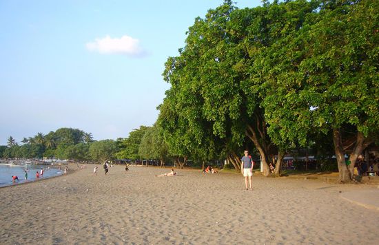 der schwarze Strand von Lovina