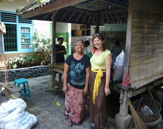 Ida haben wir vor dem Tempel getroffen und sie hat uns spontan mit nach Hause genommen und dort eingekleidet
