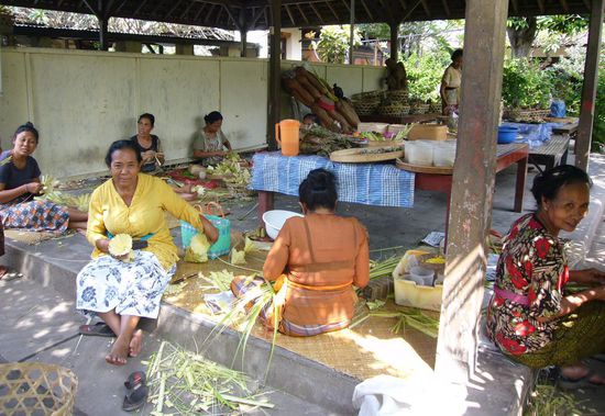 die Frauen waren voll beschäftigt mit den Vorbereitungen für das Tempelfest