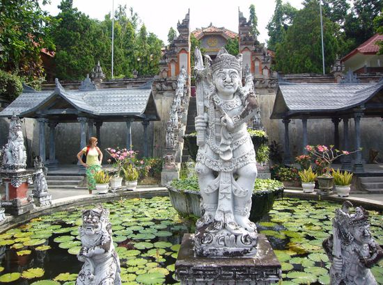der einzige buddhistische Tempel in Bali, der Brahmavihara-Arama auf einem Hügel in der Nähe von Banjar