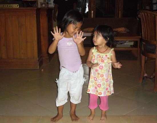 die zwei Junior-Chefinnen vom Hotel Suma sagen uns goodbye