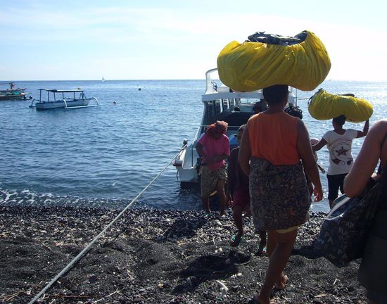 zum Schnellboot gabs eigene Trägerinnen für unsere Rucksäcke (war im Fahrpreis inkludiert, wir durften diese nicht selber schleppen)