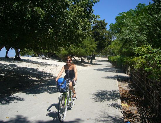 eine Inselrundfaht ist ganz schön anstrengend bei dieser Hitze und die Straße ist teilweise so sandig, dass man das Radl schieben muss
