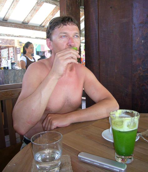 Manni ernährt sich ganz gesund - grüner Smoothie und dazu ein Shot Wheatgras