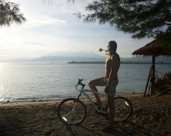 6.00 h morgens und wir sind schon mit dem Radl unterwegs - Manni zeigt auf den wolkenfreien Ganung Rinjani (3.726 m hoch) - leider hat unser Fotoapparat es nicht geschafft die Silhouette abzulichten