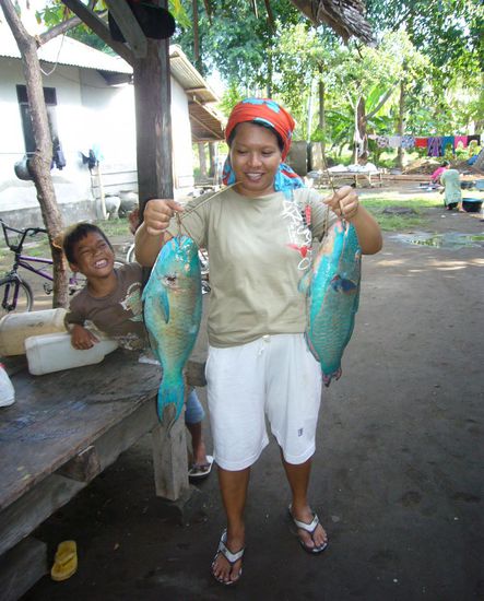 der kleine Macho links hat die Fische mit dem Fahrrad gebracht, aber er hat sich nicht von mir fotografieren lassen, dann hat halt die Mama posiert