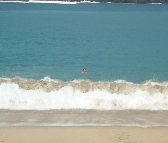zeitweise waren die Wellen hier sehr hoch - das Tupfterl dahinter ist Manni