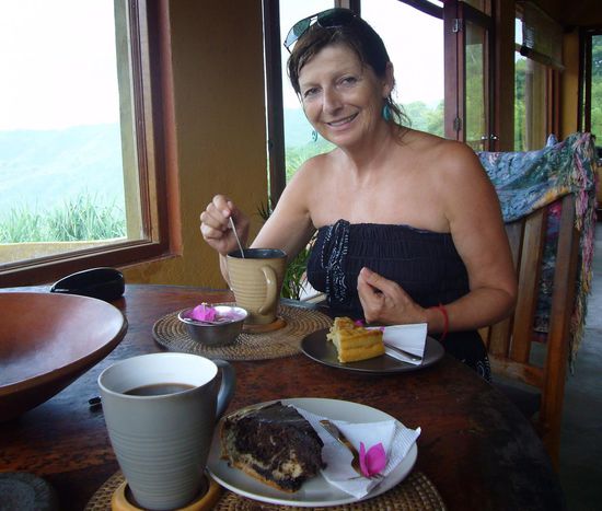 wir waren den ganzen Tag mit dem Moped unterwegs und am Nachmittag gab es einen kleinen Tropenregen - platschnass flüchteten wir ins Restaurant "Asthari" und dann bekam ich meinen Geburtstagskuchen