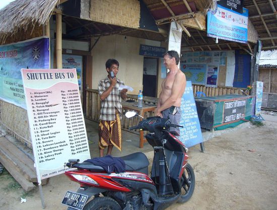 der netteste Travelagent von ganz Kuta, wenn nicht von ganz Lombok - er ist am ersten Tag mit seinem Moped unser Guesthouse suchen gefahren, dann hat er uns die Route genau mit einem Lineal aufgezeichnet - hier organisiert er unsere Rückreise nach Bali - alles kostenlos, denn wir hatten ja unser offenes Ticket bereits bezahlt