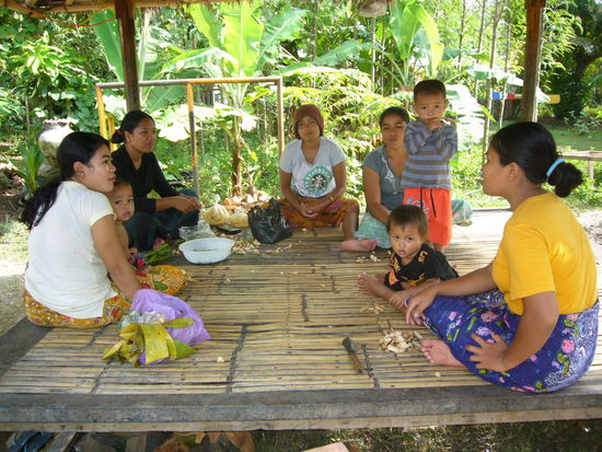 unsere Nachbarinnen - das war ein lustiges Gespräch zwischen uns Frauen - ein paar Brocken Englisch mit Händen und Füßen