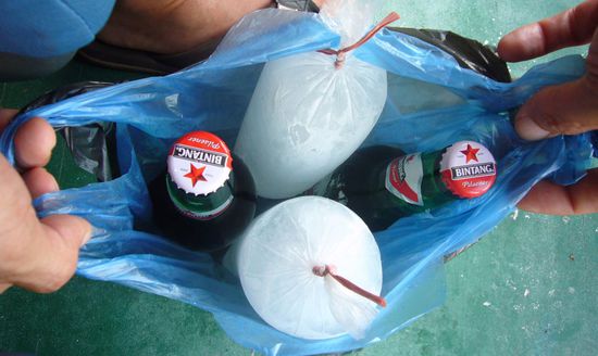 im Kiosk des Schiffes wurde kein Aklohol verkauft - aber geschäftstüchtige Verkäufer kamen noch vor Abfahrt an Bord und überließen uns für Rupies 100.000,-- (ca. EUR 8,--, gewollt hätte er fast das doppelte!!!) 2 große Bier mit 2 Stangen Eis zur Kühlung