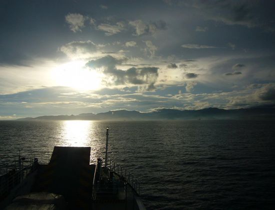 das Wolkenspiel am Himmel verkürzte uns die Wartezeit auf hoher See