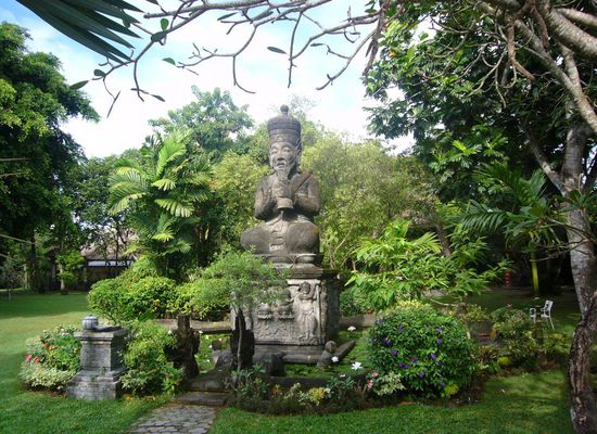 aber das Hotel Laghawa Beach hatte einen wunderschönen großen Garten mit vielen Plätzen zum Relaxen
