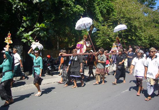 danach kamen die Männer in ihrer traditionellen Kleidung, die wiederum trugen 2 hübsch hergerichtete Mädchen