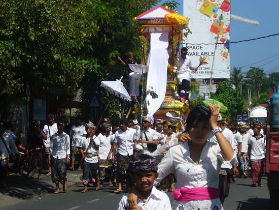 im Turm befindet sich der Leichnam, begleitet von den weiß gekleideten Angehörigen
