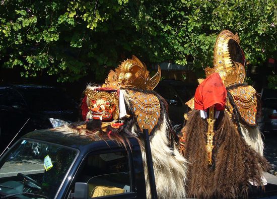 am Ende der Prozession fuhr ein Kleinlaster mit einem Barong Ket, das gutmütige Fabeltier