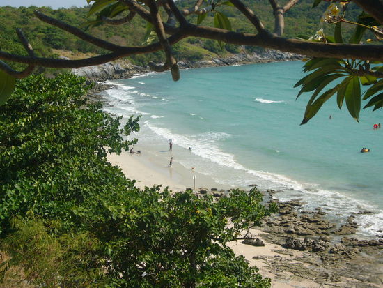 Tham Phang Beach - im grünen verbergen sich einige Strand-Restaurants mit vielen Sonnenschirmen