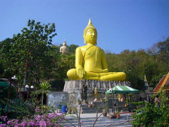 mit gelben Mosaiksteinen überzogen