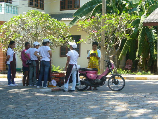 die Köchinnen vom Restaurant Pan&amp;David beim Fisch einkaufen