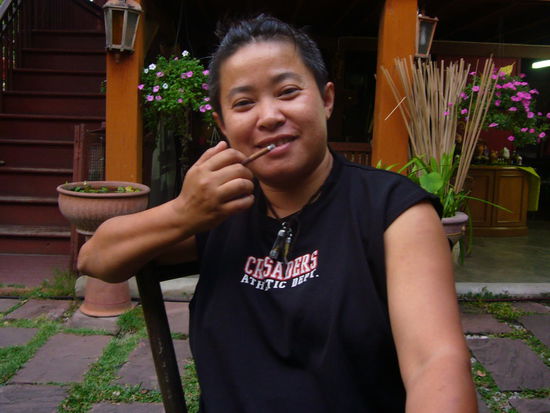 Rung probiert Moods - sie hat Geschmack, in ihremTuk-Tuk wird Buena Vista gespielt