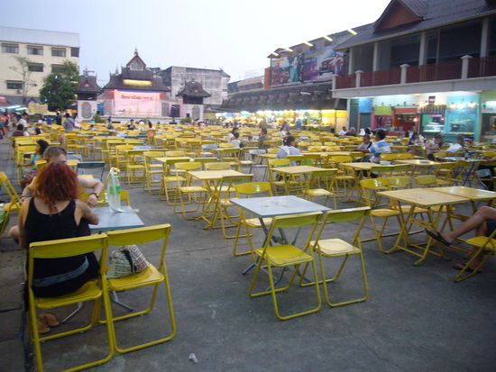 am Nachtessensmarkt - später waren alle Tische besetzt - gab es viele Spezialitäten ...