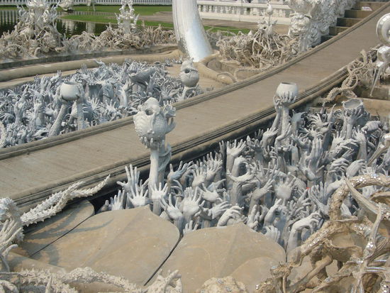 ein Steg führt über die Hölle