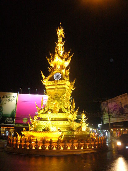 Lichtshow bei Regen am Uhrturm von Chiang Rai