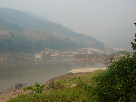 Der Mekong bildet hier die Grenze zwischen Laos und Thailand, durchfließt dann in einer Schleife teils tiefe Schluchten und Stromschnellen das nordwestliche Laos, bis er südlich der Stadt Luang Prabang in einem weiten Flussbett seinen Weg fortsetzt.