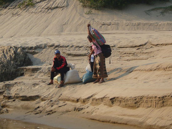 sie haben oft noch einen stundenlangen Marsch zu ihren Dörfern vor sich