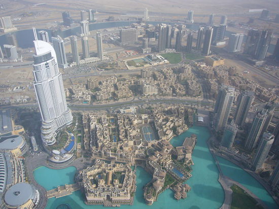 At the Top in Burj Khalifa
von da oben sehen die anderen Wolkenkratzer klein aus