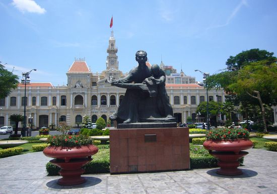 das erste Mal Onkel Ho Chi Minh getroffen
dahinter das Rathaus