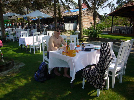 schöne Restaurants hinter den Liegestühlen