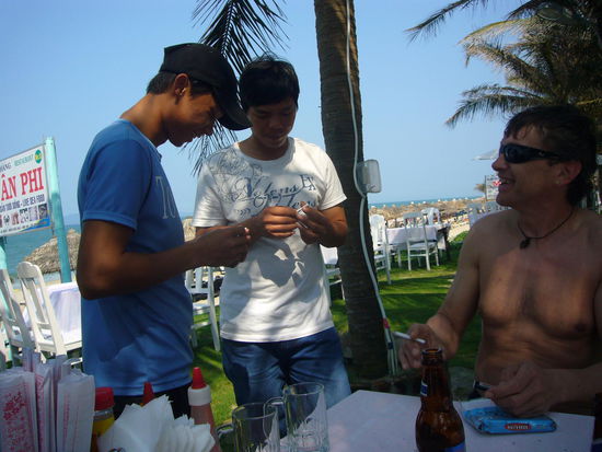 Manni gibt Unterricht in Tschigg drahnen