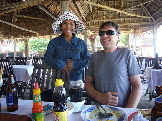 bei dieser netten Bedienung musste man(n) einfach noch etwas bestellen
(übrigens ihr Outfit setzte sich zusammen aus 4(!!!) T-Shirts, Jeansjacke, Hose und 2 Paar Socken)