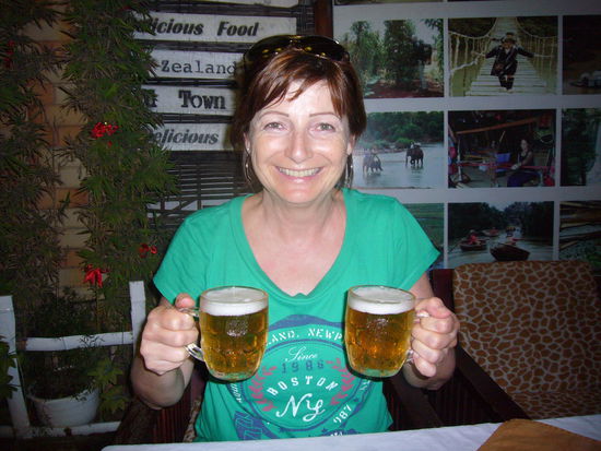 ja, es gibt auch Restaurants, da kostet das Bier 3.000,-- Dong 
= ca. EUR 0,10