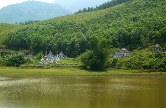 auf dem Weg nach Bach Ma wanderten wir bei vielen Friedhöfen vorbei