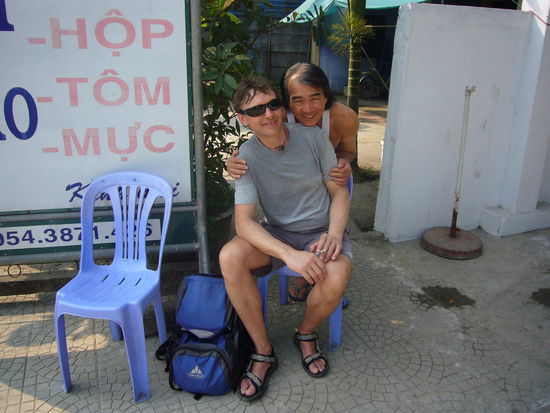 man trifft immer wieder nette Leute
dieser Herr brachte uns zwei Stühle zum Straßenrand während wir auf den Bus warteten