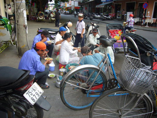 der Gehsteig in Vietnam ist zum Kochen, Essen, Moped reparieren oder abstellen, etc. nur nicht für die Fußgänger da
