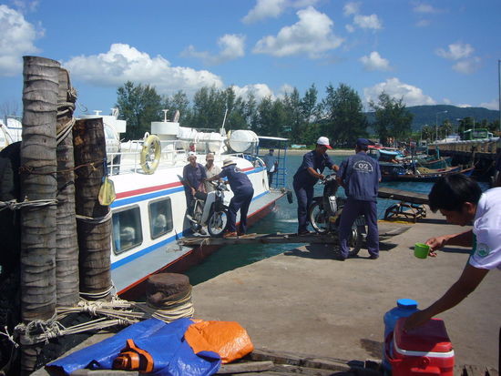 unser Boot - viele nahmen für die Weiterreise ihr Moped mit an Board