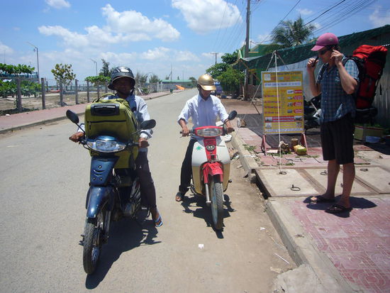 Unsere 2 Taxis erwarteten uns am Pier in Hat Thien mit einem Schildchen "Eveline". 
(Raphael schau, Manni hat einen rosaroten Helm auf und er fuhr mit dem weiß-rosa Moped mit!!!!)