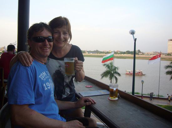 es ist so heiß in Phnom Penh, aber gottseidank gibt es kaltes Bier