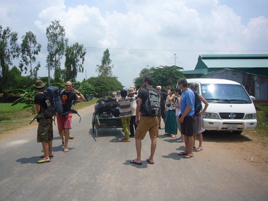 die Dame in der Mitte karrt unser Gepäck über die Grenze