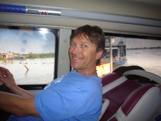 Mit dem Mobihome gings dann weiter quer durch das obere Delta nach Saigon. Manni ist ums Kennen zu groß, aber es macht trotzdem Spass!