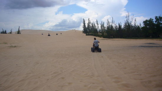 man(n) musste natürlich ein bisschen Kind sein und mit einem Quard über die Dünen brausen