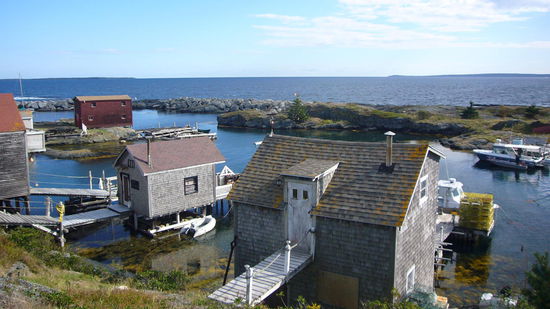 hinter der ersten Fischerhütte rechts sind bereits die Käfige für die Hummer-Fischerei gerichtet und hinten in der Mitte auf der Halbinsel wächst ein voll dekorierter Weihnachtsbaum