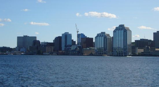 von Halifax mit der Fähre nach Dartmouth - überall kann man hier mit Plastikgeld bezahlen, nur diese Fähre nicht, da muss man Münzen oder ein Ticket in ein Gefäß werfen. Wir hatten in diesem Augenblick wieder einmal keinen Dollar im Börserl. Eine junge Frau bekam das mit und drückte uns zwei Tickets für Hin- und Rückfahrt in die Hand. Das war das zweite Geschenk schon an diesem Tag. Ein Parkticket hatten wir so schon eine Stunde vorher von einem Herrn erhalten.