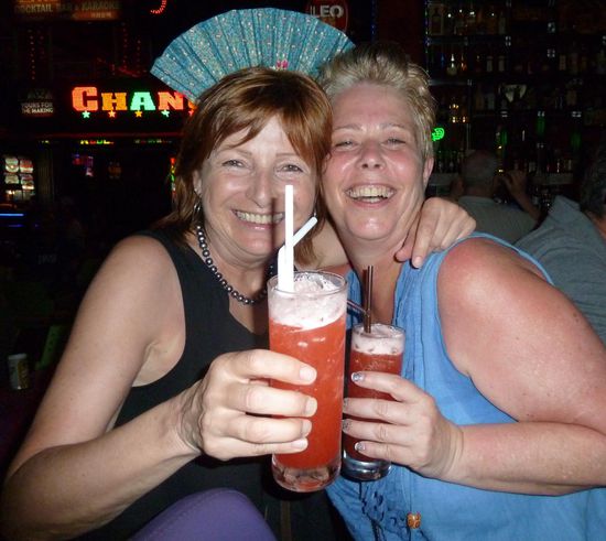 Uschi und ich mussten unseren Kummer mit einem MaiTai ertränken. Wir versäumen unseren Jahrgangsausflug nach Amsterdam, denn wir sind ja in Thailand!!! Viele Grüße an die 55-er und viel Spass in Amsterdam! (bitte Christine, ausrichten).