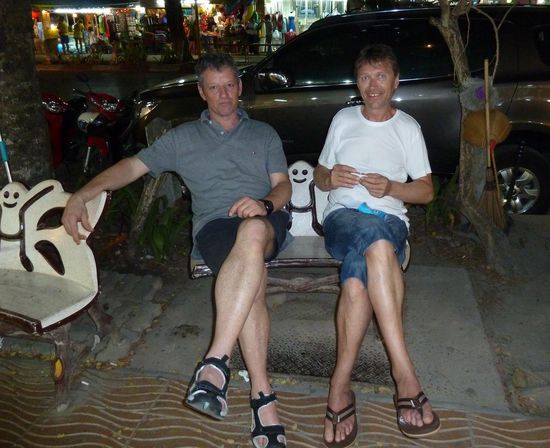 Die Damen sind beim Shoppen und wir auf der Wartebank!