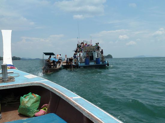 jetzt heisst's wieder umsteigen über 2 Boote auf die Fähre