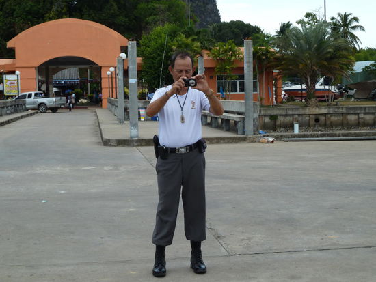 Hat Yao Pier: Polizist fotografiert Passagiere ...